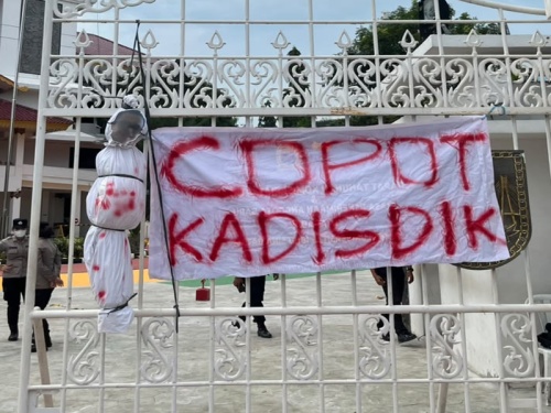 PMII Batam Gelar Aksi Unjuk Rasa Bawa Keranda Mayat ke Wali Kota